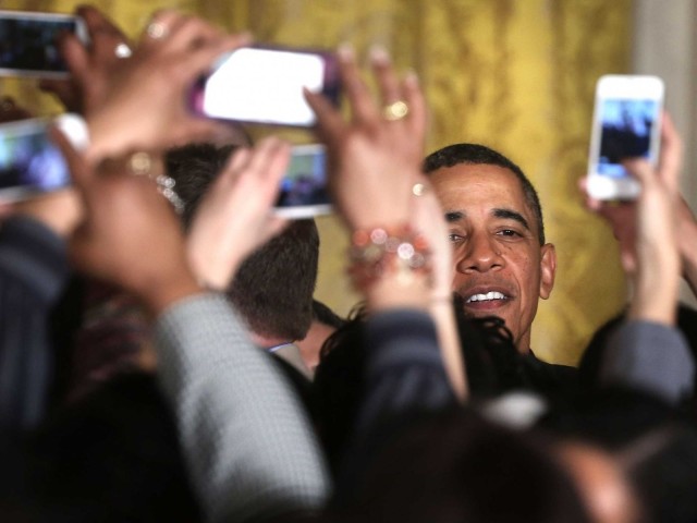obama-is-trapped-in-the-middle-of-apple-and-samsungs-war