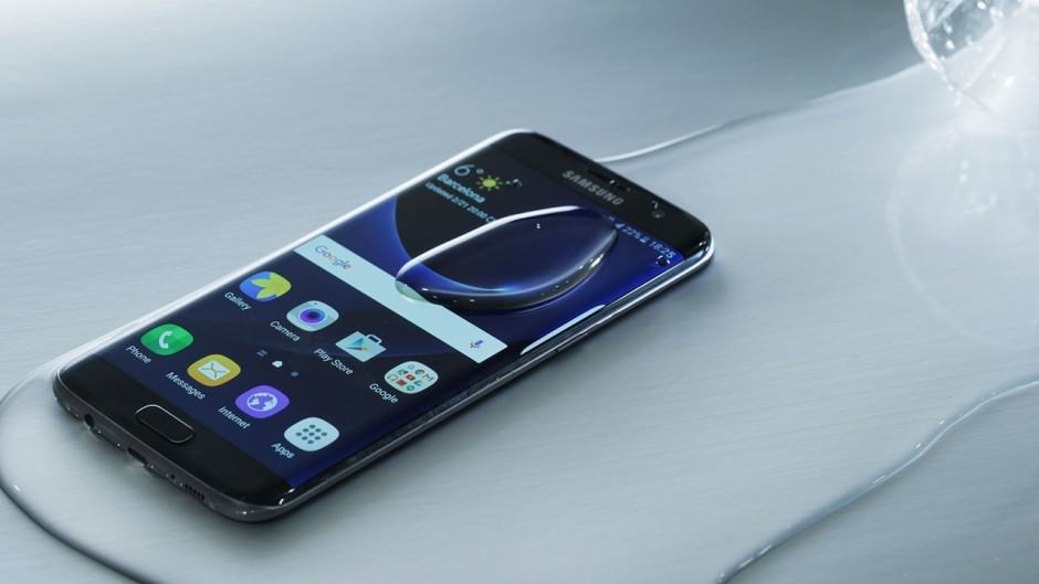 Galaxy S7 wet 940x529 Yup, water-resistance is one of them. Photo: Samsung