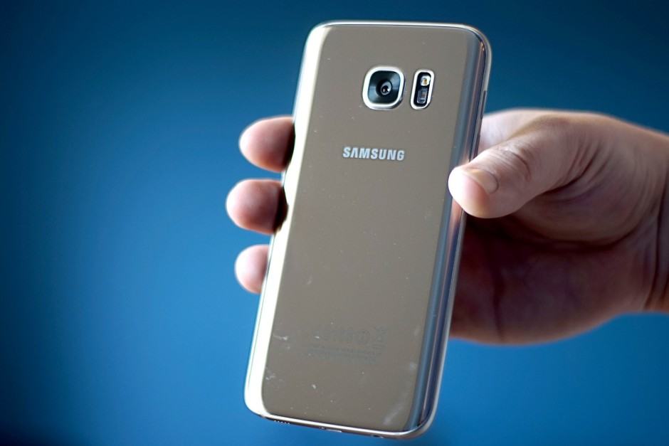 Galaxy S7 has a curved glass back that's a perfect fit for your palm. Photo: Ste Smith/Cult of Android