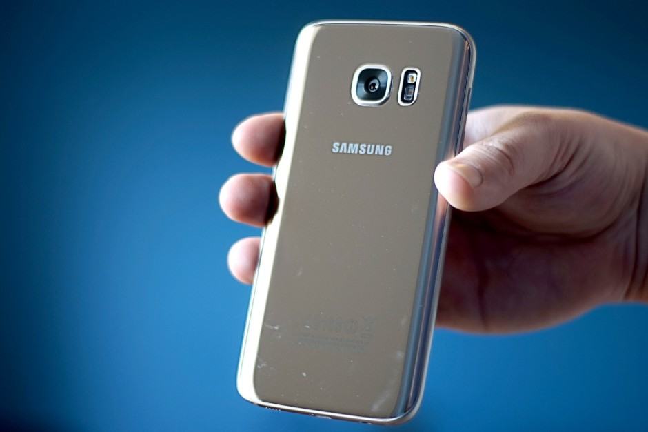 Macworld_2011_faces_34 Galaxy S7 has a curved glass back that's a perfect fit for your palm. Photo: Ste Smith/Cult of Android